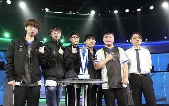 年轻男帆船 年轻男帆船